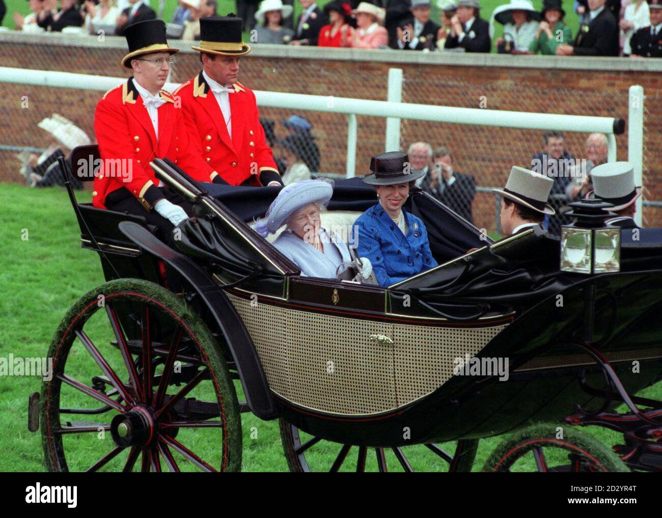 PA NEWS PHOTO 18/6/98  THE QUEEN MOTHER AND THE PRINCESS ROYAL AT THE LADIES DAY ROYAL ASCOT RACE MEETING Stock Photo