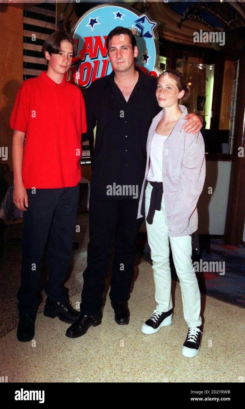 PA NEWS PHOTO 25/6/98 FORMER MEMBER OF SPANDAU BALLET TONY HADLEY WITH TWO  CHILDREN, THOMAS AND TONI AT PLANET HOLLYWOOD FOR THE 'LUNCH WITH THE  STARS' EVENT, CELEBRATING THE RESTAURANT'S FIFTH BIRTHDAY,