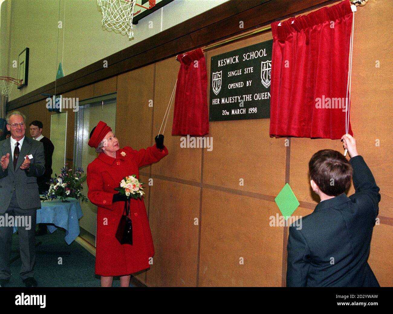 PA NEWS 20/3/98 THE QUEEN UNVEILS A SINGLE SITE COMMEMORATIVE PLAQUE DURING A VISIT TO KESWICK SCHOOL IN CUMBRIA. Stock Photo