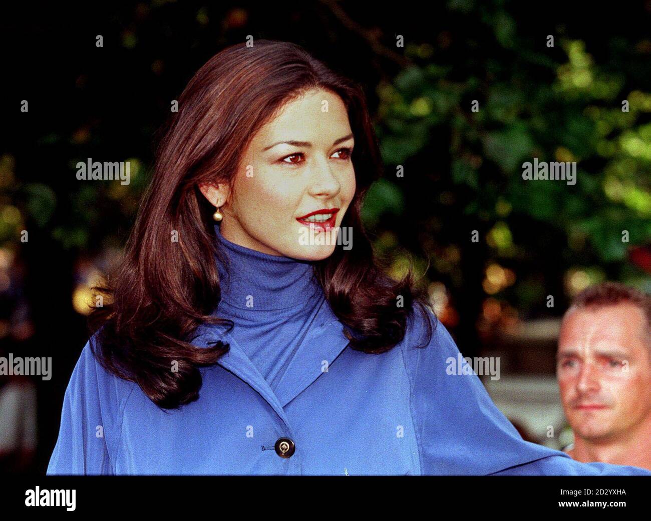 PA NEWS PHOTO 11/8/98 ON ONE OF THE HOTTEST DAYS OF THE YEAR, CATHERINE ZETA-JONES WEARS A COAT IN SOUTH EAST LONDON DURING FILMING FOR 'ENTRAPMENT' FOR RELEASE IN 1999. FILMING IS TAKING PLACE AT PINEWOOD STUDIOS & IN LONDON, SCOTLAND, KUALA LUMPUR & MALAYSIA. Stock Photo