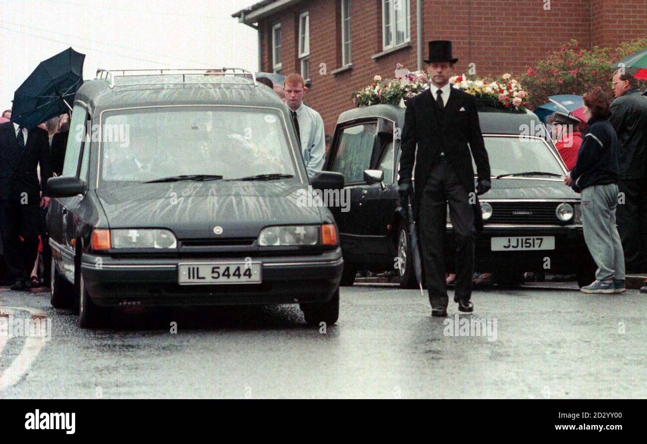 The funeral cortege of Deborah Cartwright, 20, daughter of an RUC officer,  passes the hearse of another Omagh bombing victim, Geraldine Breslin, this morning (Thursday) in Omagh, Co Tyrone.  The last of the bomb victims were buried today. Picture by Brian Little/PA. See PA Story ULSTER Funerals. Stock Photo