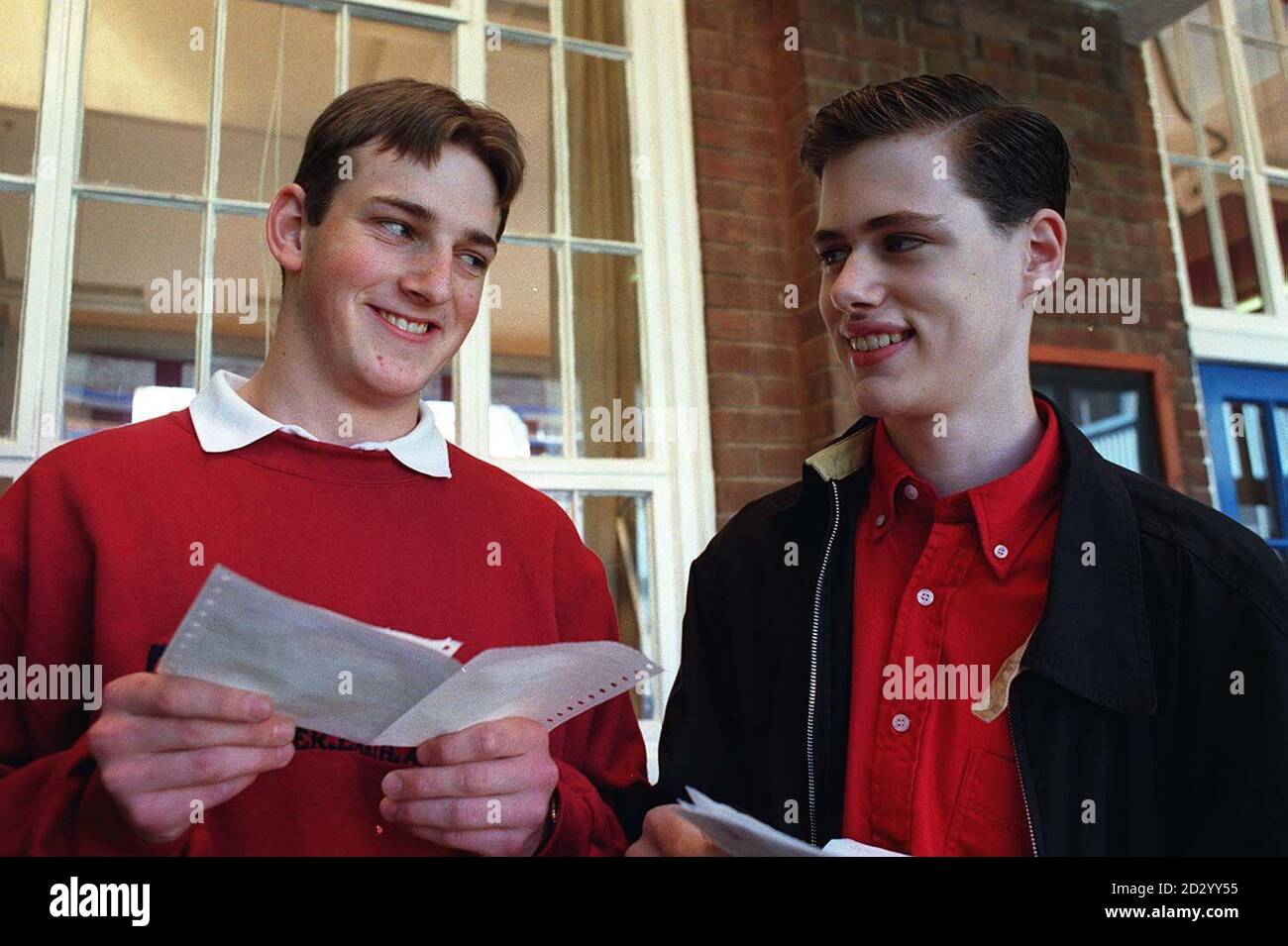 PICTURE BY HADYN IBALL - CHESTER CHRONICLE NEWSPAPERS. PICTURE No 6022H14 Glendon Salter from Bromborough and Thomas Phillips from Birkenhead, who passed TEN GCSE grade A examinations at Wirral Grammar School. See PA story EDUCATION GCSE. Stock Photo