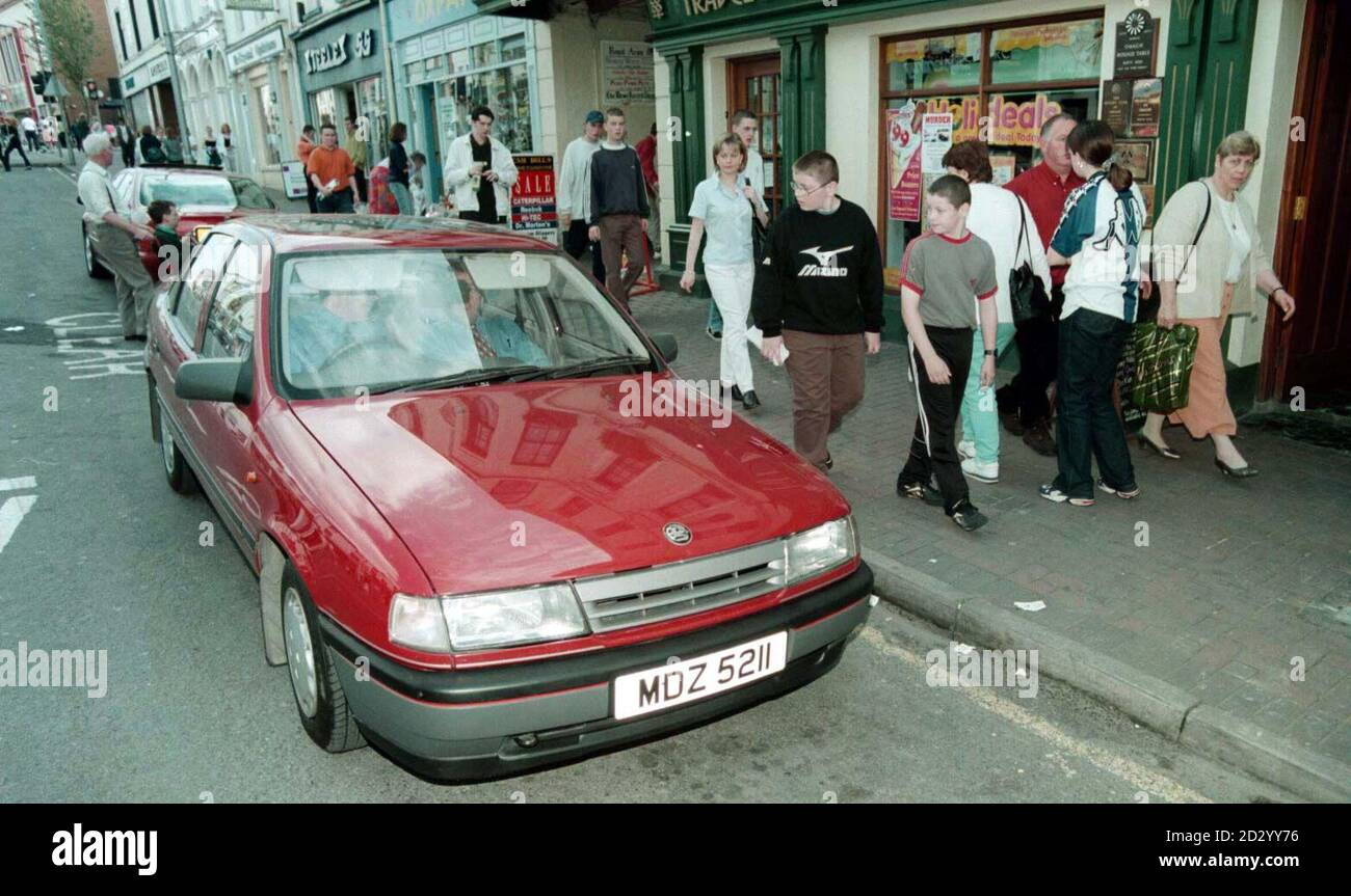 Police today (Saturday) reconstructed the moments leading up to the Omagh massacre in a bid to jog witnesses' memories and trace those who planted the bomb. Detectives handed out leaflets to shoppers as officers in civilian clothing drove around the town centre in a replica of the car which carried the 500lb device. It exploded exactly two weeks ago, killing 28 men, women and children and injuring 220 in Northern Ireland's single worst atrocity in 30 years of troubles. Photo by Paul McCambridge/PA. See PA story ULSTER Omagh. Stock Photo