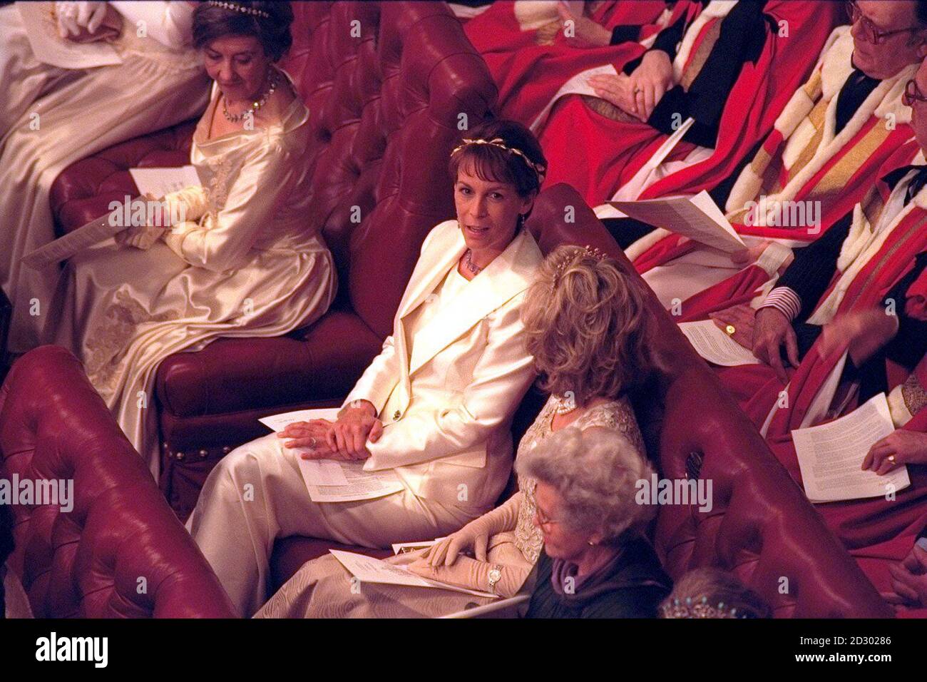 Hollywood actress Jamie Lee Curtis smiles as she sits in the House of Lords Tuesday November 24 1998 while waiting for Britain's Queen Elizabeth II to announce the Government's legislative plans for the next parliamentary session. PA photo: Daily Telegraph rota. Stock Photo