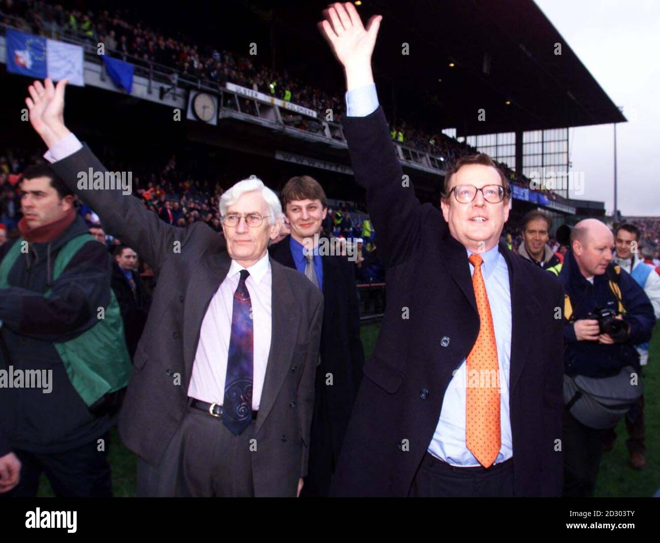 David Trimble (right) and Seamus Mallon, First and Second Ministers for Northern Ireland respectively, wave to the crowd at Lansdowne Road stadium in Dublin before the start of the rugby union European Cup final between  Ulster and Colomiers.  Stock Photo