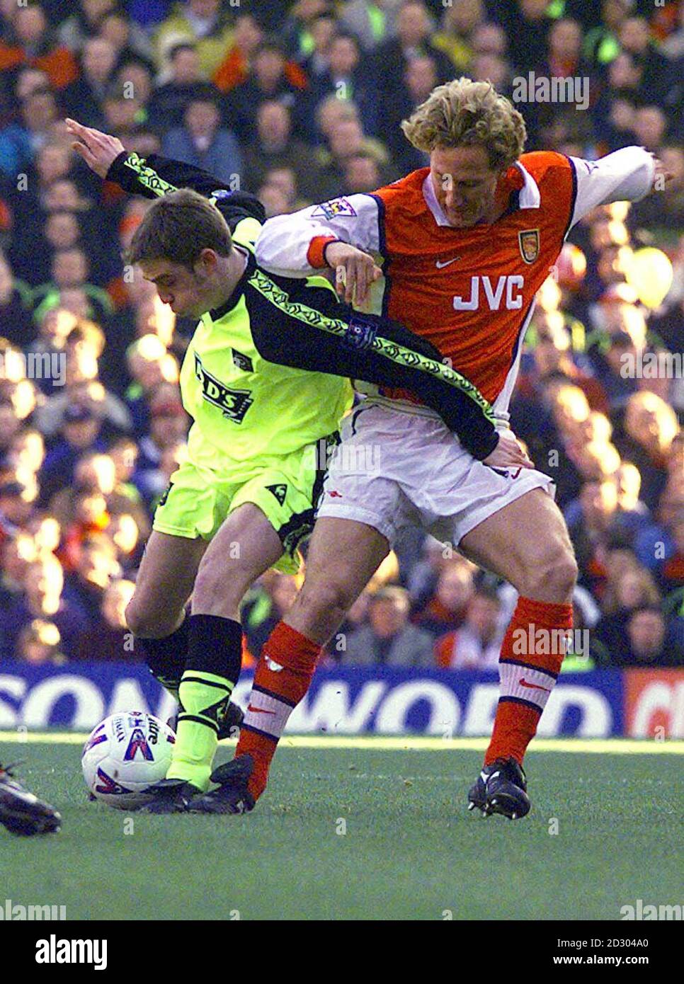 This picture can only be used within the context of an editorial feature. Arsenal's Ray Parlour (R) takes on the Sheffield United defence, during their FA Cup fifth round match at Highbury. Stock Photo