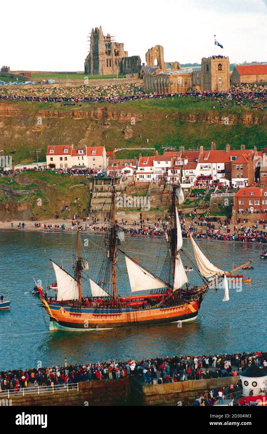 The replica of Captain Cook's ship 'the Endeavour' returns to it's home town of Whitby after 229 years. 8/3/99: Marine archaeologists have found an 18th century wreck matching the Endeavour's specifications in thick mud of Rhode Island, USA. Stock Photo