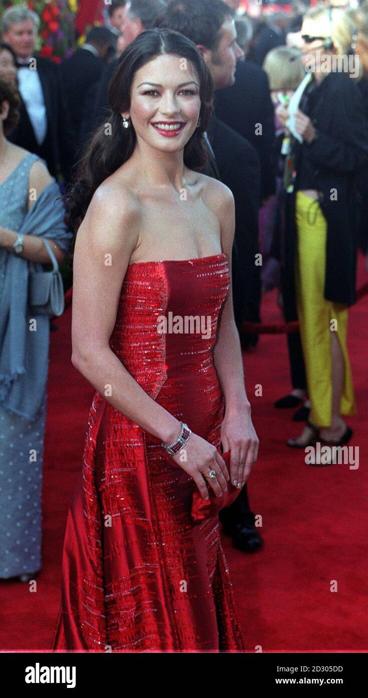 British actress Catherine Zeta Jones arrives at the 71st annual Academy Oscar Awards in Los Angeles, wearing a strapless evening dress by Versace. Stock Photo