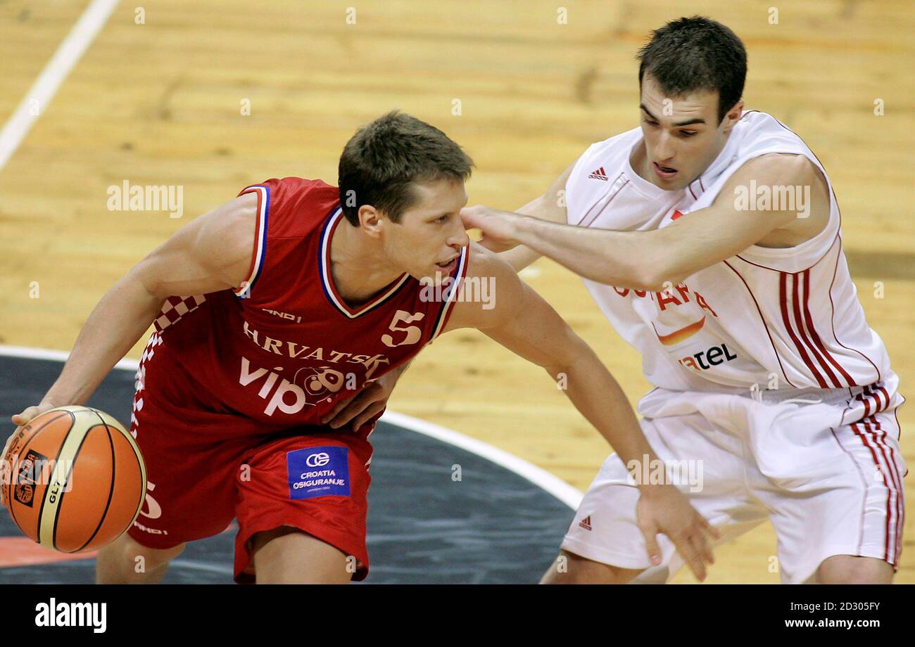 Croatia's Davor Kus (L) drives pass Bulgaria's Asen Velikov during their  match at the Vivatel basketball championship in the city of Varna, eastern  Bulgaria, August 22, 2006. REUTERS/Stoyan Nenov (BULGARIA Stock Photo -