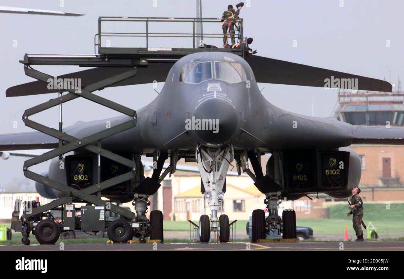 USAF B1 bombers ground crew at RAF Fairford, Gloucestershire, make final  checks as bombers sit ready for another bombing mission against the Serbs  in the former Yogoslavia Stock Photo - Alamy