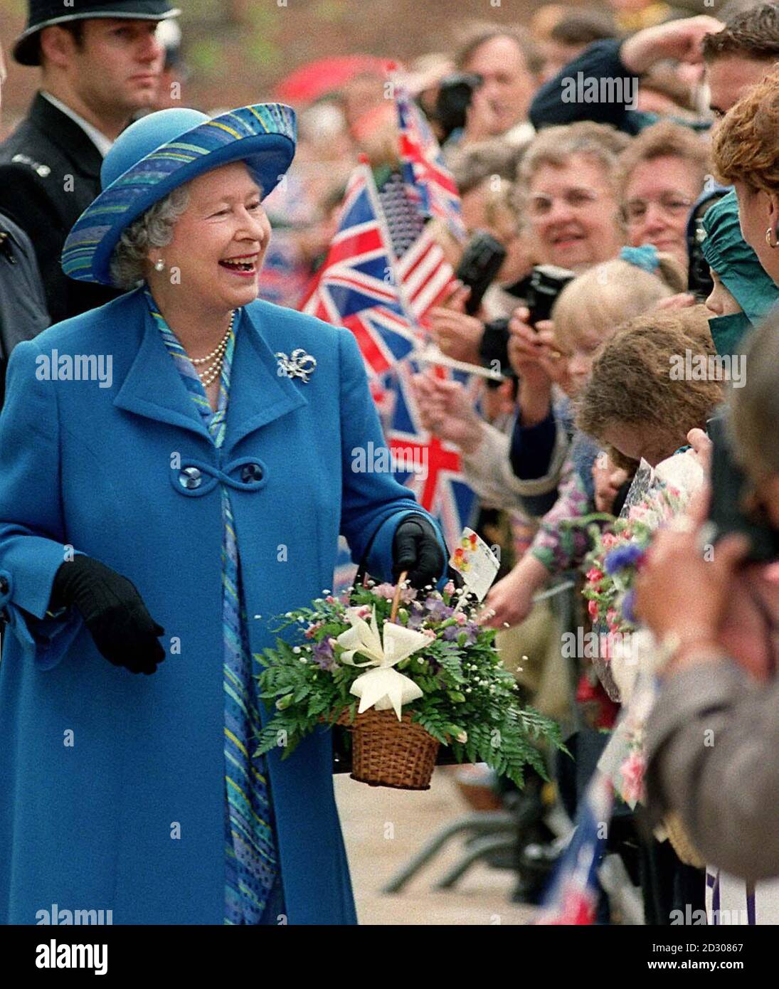 Queen Elizabeth II goes on a walkabout to meet the people of Hull during her visit to the city as part of the Hull 700 celebrations, marking the 700th anniversary of the granting of the Royal Charter to the City, by Edward I. Stock Photo