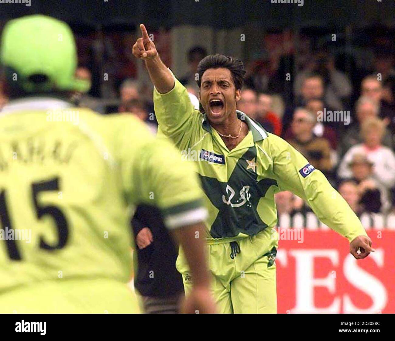 Pakistan fast bowler Shoaib Akhtar shows his delight at claiming the wicket of South African Captain Hanse Cronje during their Super Six World Cup Cricket Match at Trent Bridge, Nottingham. Stock Photo