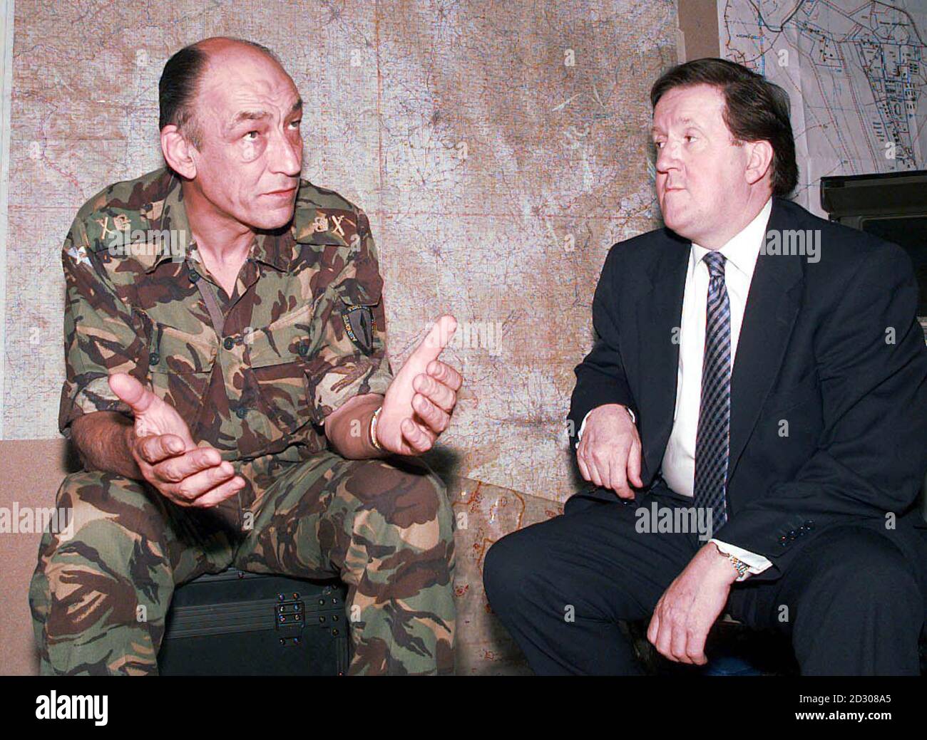 Defence Secretary George Robertson meets General Mike Jackson (left) at the British Army HQ near Skopje, Macedonia.     * NATO. Kosovo Stock Photo