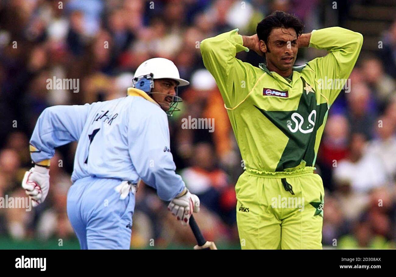 Pakistan's Shoaib Akhtar (R) holds is head in his hands after being hit to the boundary by India captain Mohammad Azharuddin during the Super Six Cricket World Cup 1999 match at Old Trafford, Manchester. Stock Photo