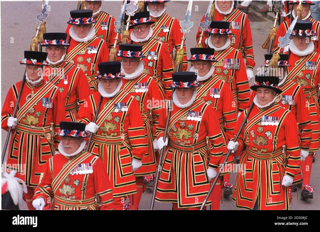 14-06-99 THE MOST NOBLE ORDER OF THE GARTER CEREMONY HELD AT WINDSOR CASTLE. A DETACHMENT OF THE QUEENS BODY GUARD OF THE YEOMAN OF THE GUARD FORM THE END OF THE PROCESSION AT THE GARTER CEREMONY. PIC SIMON BROOKE-WEBB. Stock Photo