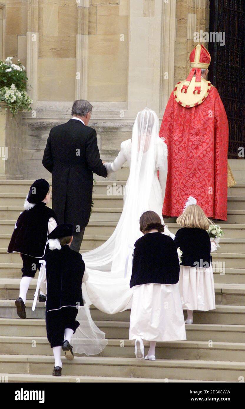 The Right Rev Peter Nott, Bishop of Norwich, Christopher Rhys-Jones escorting his daughter Sophie Rhys-Jones, and her pageboys and bridesmaids arrive at the entrance to St. George's Chapel, Windsor, for Sophie's wedding to Prince Edward. From left: Pageboys Harry Warburton (6) and Felix Sowerbutts (7) & Bridesmaids Camilla Hadden (8) and Olivia Taylor (5). Stock Photo