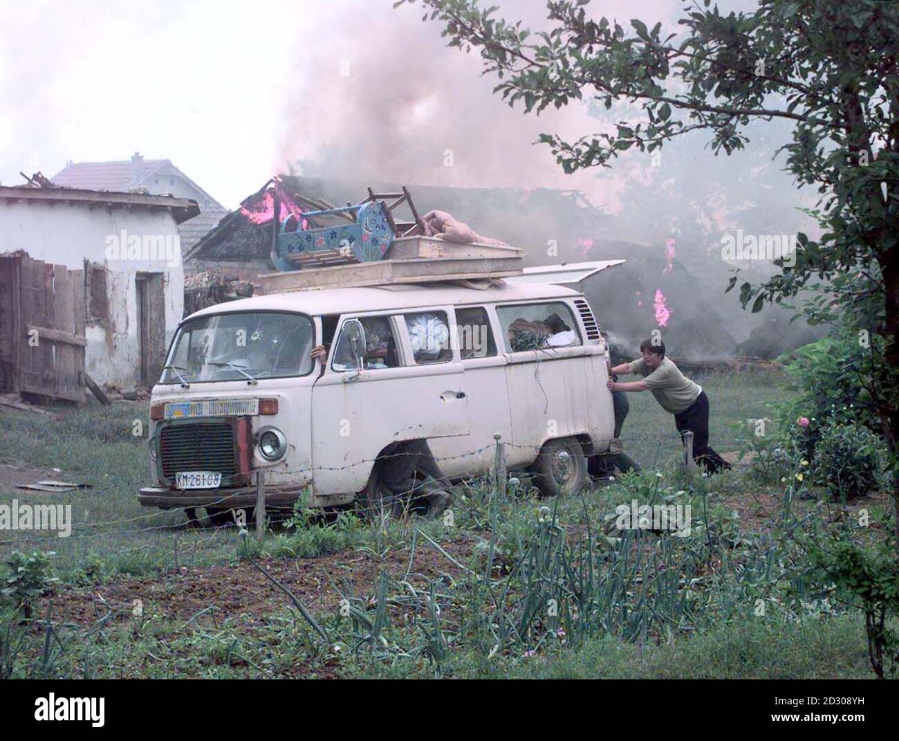 Kosovo Albanian's in an old VW camper van, remove belongings from a  Serbian village in  Grace, Western Kosovo. Stock Photo