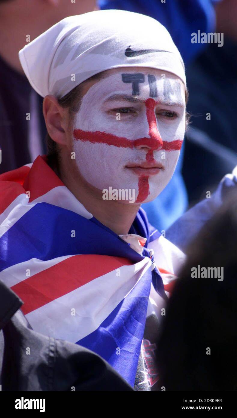 No Commercial Use: An unnamed tennis fan on Centre Court watches the Tim Henman v Jim Courier match at the Wimbledon Tennis Championships. Stock Photo