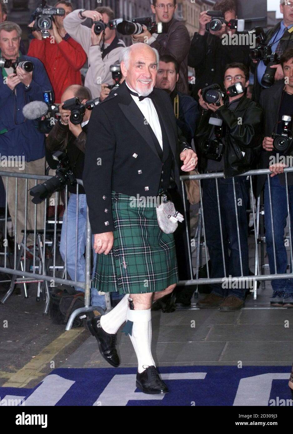 Film star Sean Connery's brother, Neil Connery, at Edinburgh's Odeon cinema at the UK premiere of the film 'Entrapment'. Stock Photo