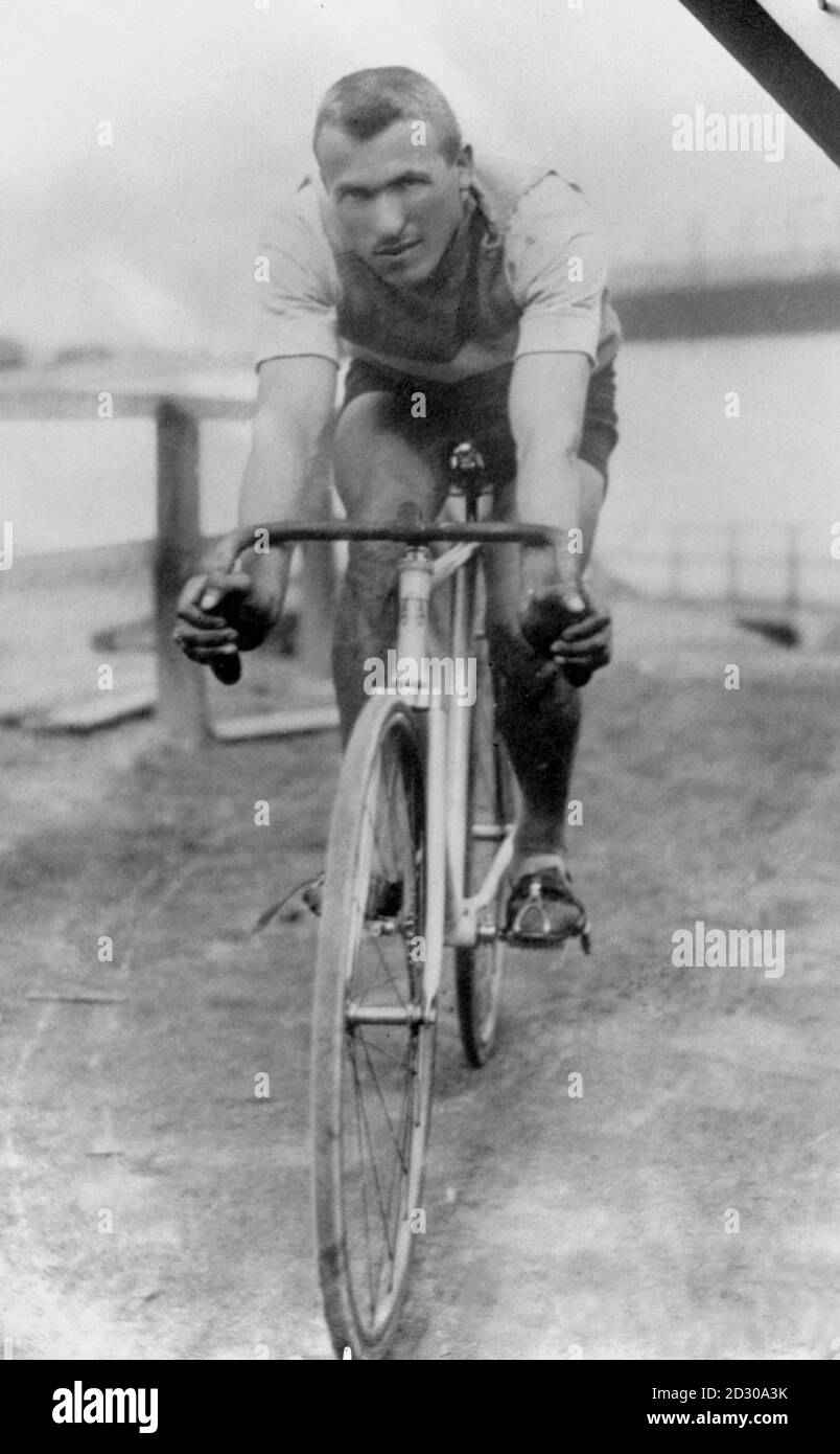 5th Tour of Italy (1913). The winner Carlo Oriani --- 1913. 5° Giro  d'Italia. Nella foto: Il vincitore del giro Carlo Oriani Stock Photo - Alamy