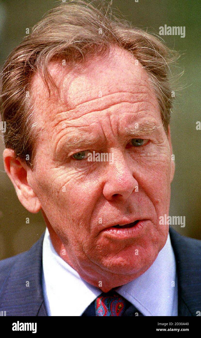 Library file dated 28/7/98 of Lord Snowdon. A moving photographic collection of polio sufferers in war-torn Angola was today, Wednesday 7 July 1999 used to help launch a final assault on the crippling disease at the National Portrait Gallery in London. The pictures, taken by world renowned photographer Lord Snowdon, formed the centrepiece of the bid by the World Health Organisation and UNICEF to eradicate the disease by the end of the year 2000. PA photo: Martin Keene. * 21/09/2000 Lord Snowdon's marriage to his second wife has ended in divorce. Stock Photo