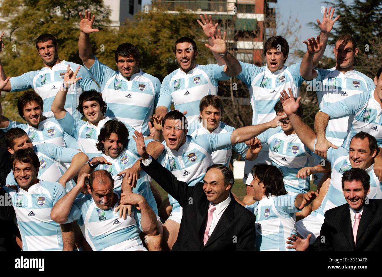 Players of the Argentine national rugby team Los Pumas and their head coach  Marcelo Loffreda (C) pose in Buenos Aires ahead of the France 2007 Rugby  World Cup August 8, 2007. REUTERS/Enrique
