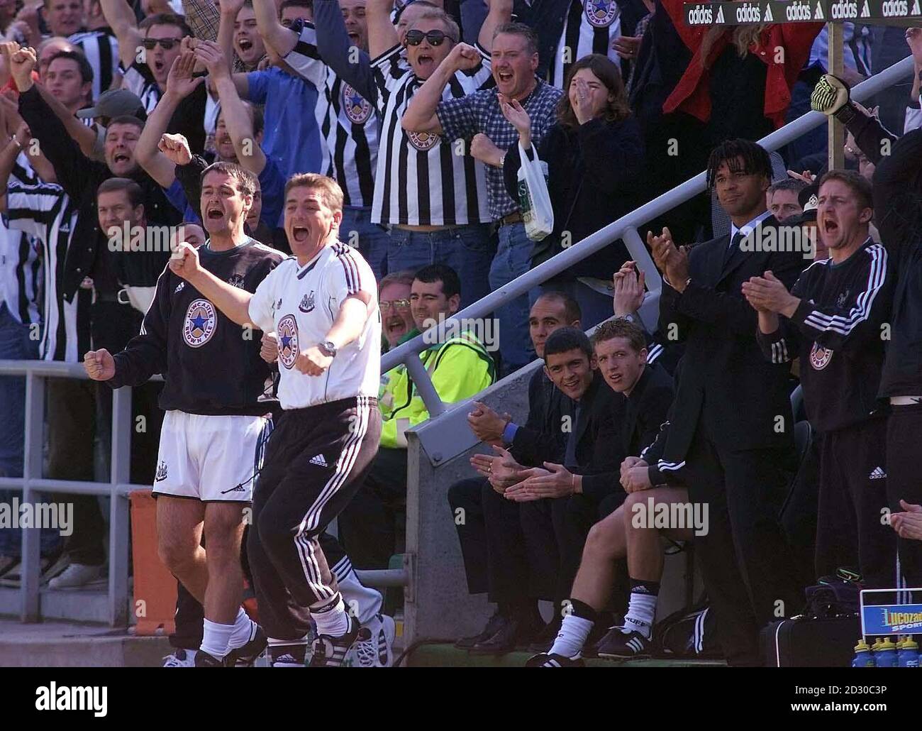 Newcastle United manager Ruud Gullit (2nd R) applauds from the bench as his  team scores against Wimbledon, during their FA Premiership football match  at St James Park, Newcastle Stock Photo - Alamy