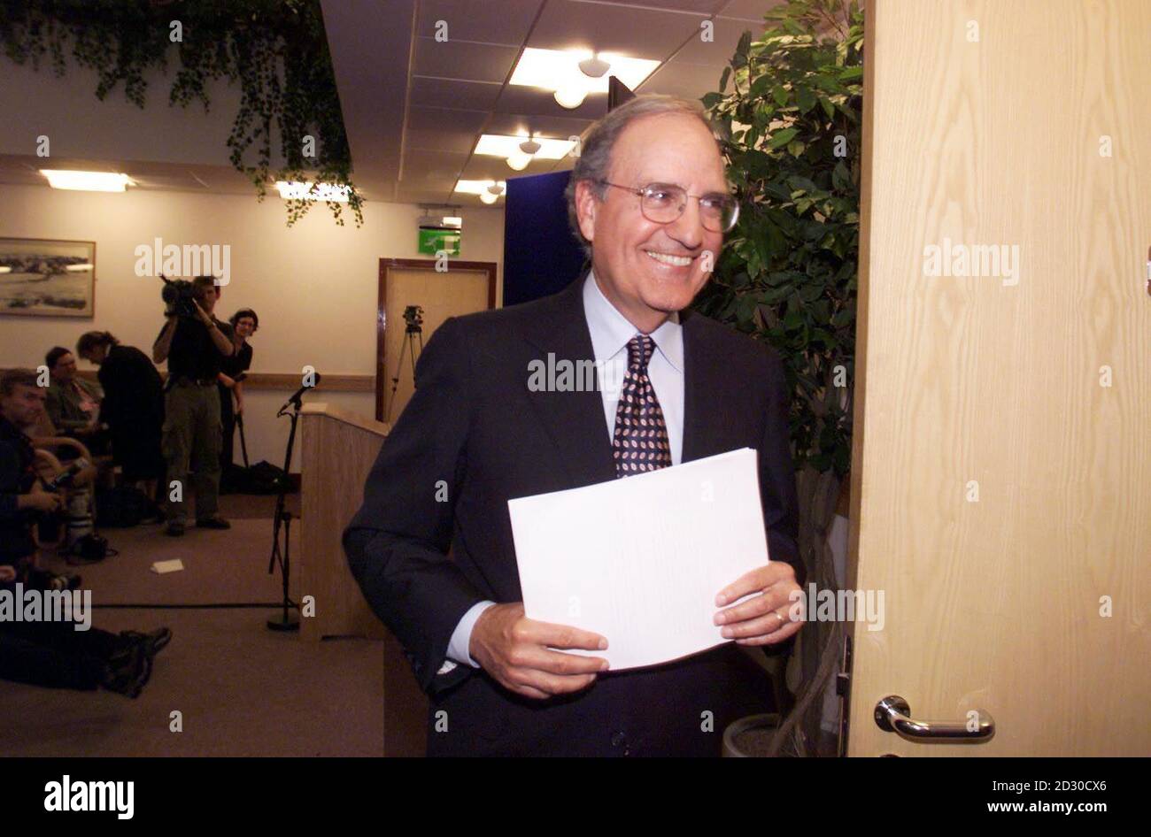 Former Senator George Mitchell leaves a press conference in Belfast to start meeting the various political parties in Northern Ireland. The aim of the meetings is to try to resolve the decommissioning row and the formation of a Northern Ireland Executive. Stock Photo