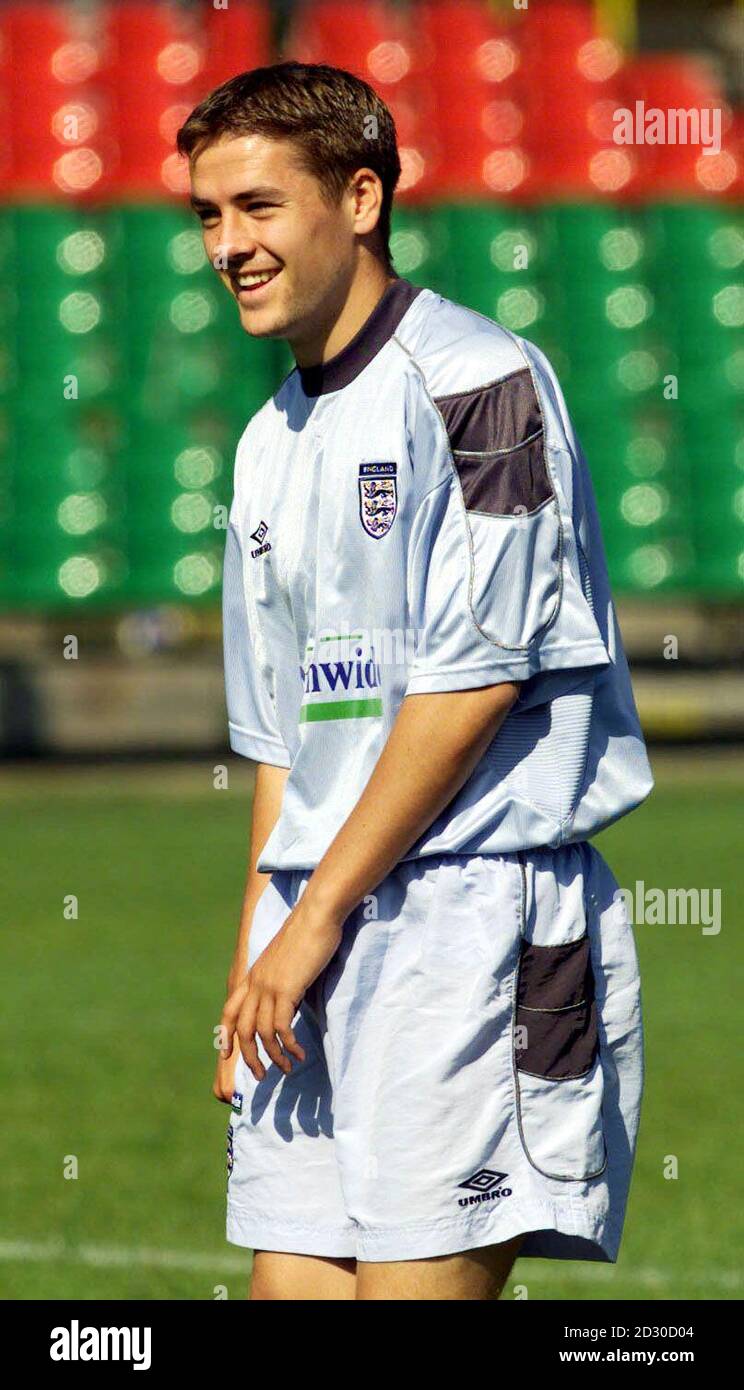 This picture may only be used within the context of an editorial feature. Liverpool's Michael Owen during the England soccer team training at Legia stadium in Warsaw, Poland, ahead of England's Euro 2000 Football  Qualifier gainst Poland. Stock Photo