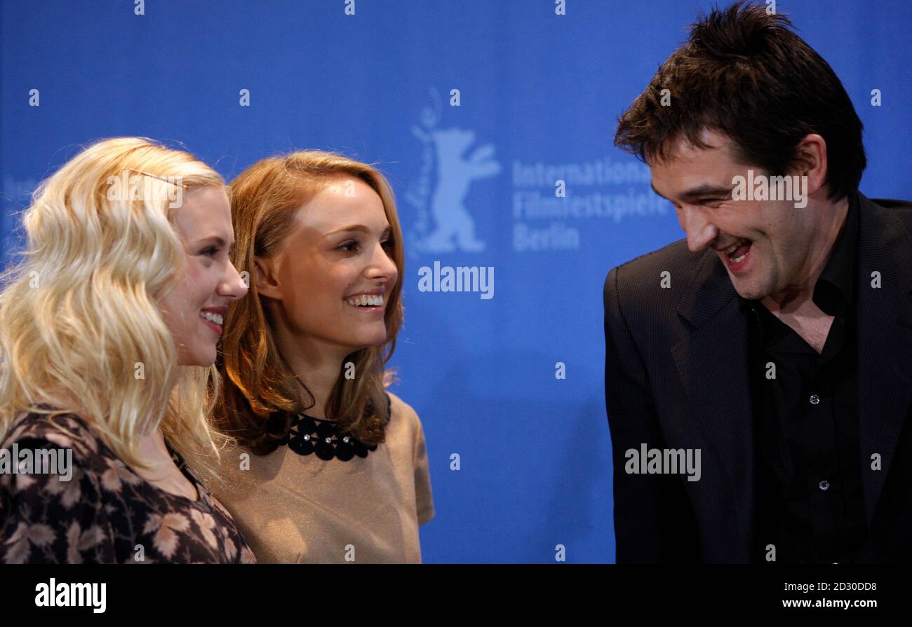 Actress Scarlett Johansson (L) Natalie Portman and director Justin Chadwick pose during a photocall  to present their film 'The other Boleyn Girl' running at the 58th Berlinale International Film Festival in Berlin, February 15, 2008. The 58th Berlinale, one of the world's most prestigious film festivals, runs from February 7 to 17 in the German capital.  REUTERS/Johannes Eisele (GERMANY) Stock Photo