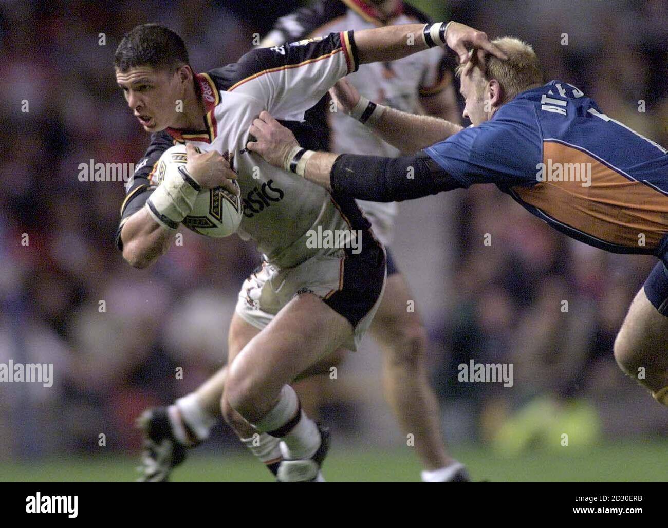Robbie Paul of Bradford Bulls, is unable to escape the reach of Paul Atcheson of St Helens, in the Rugby League Grand Final at Old Trafford, Manchester. Final Score: St Helens 8  Bradford Bulls 6 . Stock Photo
