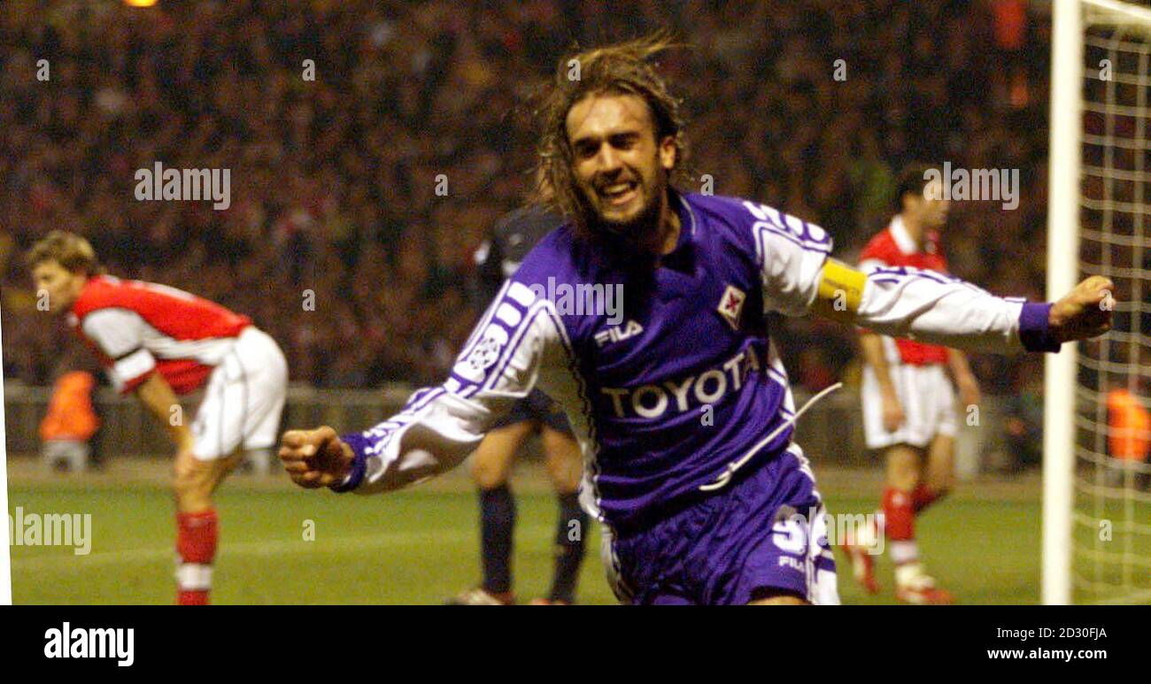 This picture can only be used within the context of an editorial feature. Fiorentina's captain Gabriel Batistuta celebrates the winning goal that put Arsenal out of the Champions League during their match at Wembley Stock Photo