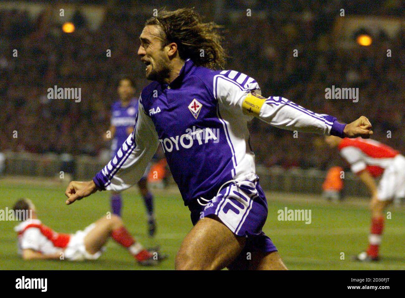 This picture can only be used within the context of an editorial feature. Fiorentina's captain Gabriel Batistuta celebrates the winning goal that put Arsenal out of the Champions League during the match at Wembley Stock Photo