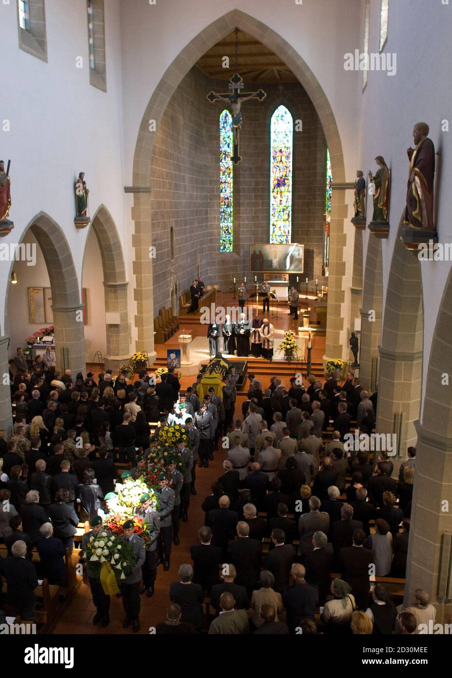 German army Bundeswehr soldiers carry the coffin of killed German Corporal Sergej Motz of the ISAF (International Security Assistance Force) during a memorial service at the Sankt Johannes church in the southwestern German city of Bad Saulgau May 7, 2009. One German soldier was killed and nine others wounded in an attack on their convoy near Kunduz on April 29. REUTERS/Miro Kuzmanovic (GERMANY POLITICS MILITARY) Stock Photo