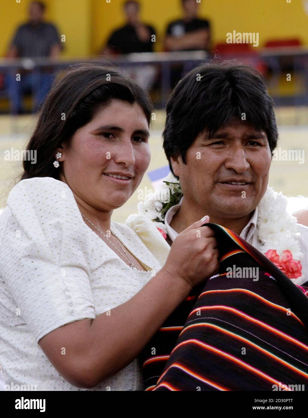 Bolivian President Evo Morales (R) poses with women leader Nelida  Cienfuentes at the ALBA summit in Cochabamba October 17, 2009.  REUTERS/David Mercado (BOLIVIA POLITICS Stock Photo - Alamy