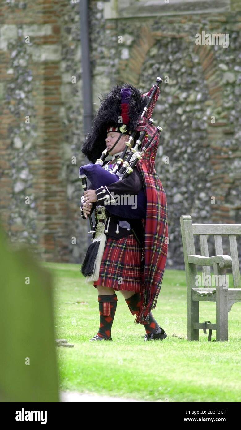 Lone piper funeral hi res stock photography and images Alamy