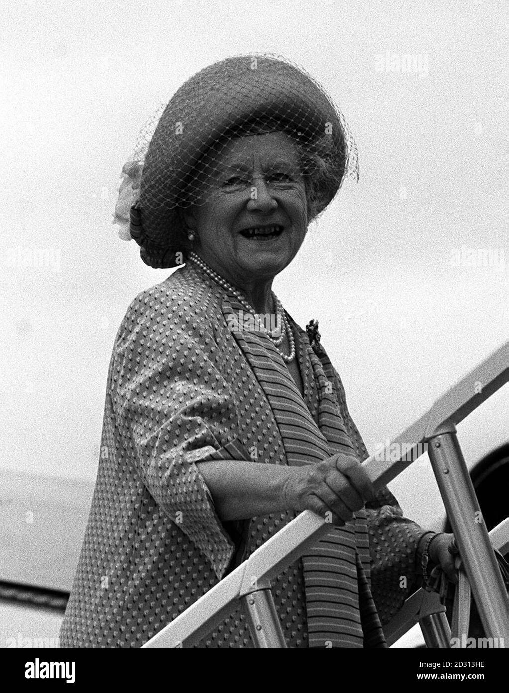 PA PHOTO 7/8/85 THE QUEEN MOTHER BOARDS HER AEROPLANE AT HEATHROW BEFORE LEAVING FOR A TWO MONTH HOLIDAY IN SCOTLAND. Stock Photo