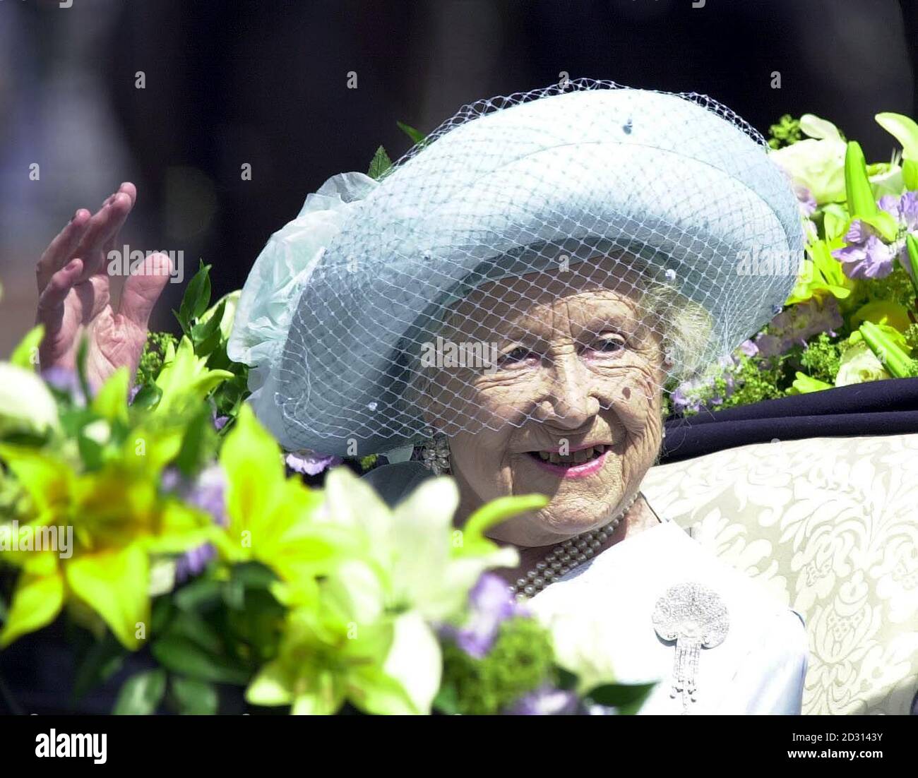 the-queen-mother-waves-to-the-crowds-as-she-arrives-at-buckingham