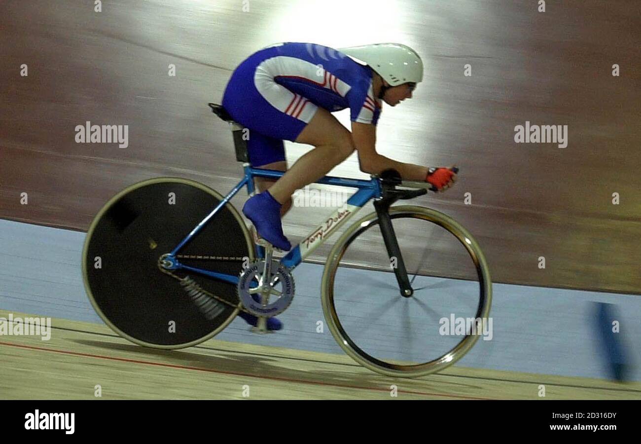 Great Britain's Yvonne McGregor during her Bronze medal winning performance in the Women's Individual Pursuit at the Olympic Games in Sydney. Stock Photo