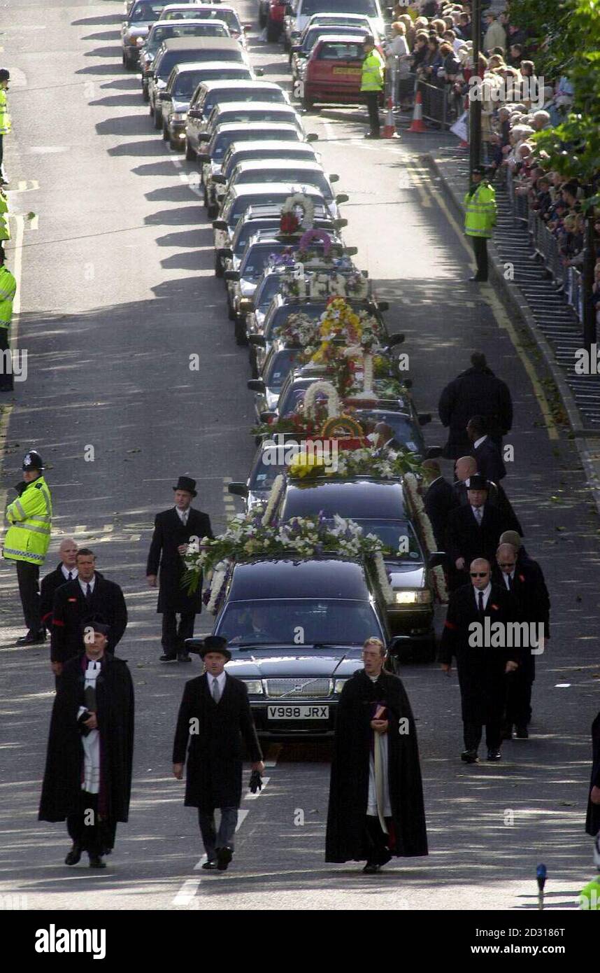 Reggie Kray's funeral cortege arriving at Chingford Mount cemetery, London for his burial. The gangland killer died a month after being freed from a life prison sentence on compassionate grounds and 10 days after leaving the Norfolk & Norwich hospital. * After a service at St Matthew's Church, Tower Hamlets, he will be buried in the family plot at Chingford Mount Cemetery alongside his brother Ronnie and Charlie. The Krays' gang, The Firm, had a Mafia-style grip on London's East End in the 1960s. See PA story FUNERAL Kray. PA Photo: Michael Stephens Stock Photo