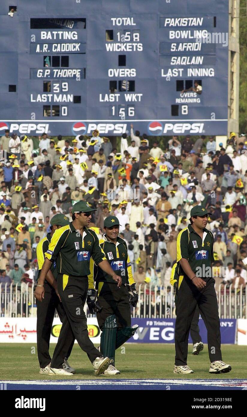 The Pakistan team leave the field after bowling England out for 158 runs during the deciding match of the one day international series at Pindi Stadium, Rawalpindi. Stock Photo