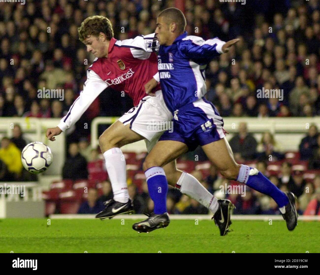 THIS PICTURE CAN ONLY BE USED WITHIN THE CONTEXT OF AN EDITORIAL FEATURE. NO WEBSITE/INTERNET USE UNLESS SITE IS REGISTERED WITH FOOTBALL ASSOCIATION PREMIER LEAGUE.  Arsenal's Moritz Volz (left) beats Ipswich's Jermaine Wright to the ball, during the Worthington Cup match at Highbury, London. Stock Photo