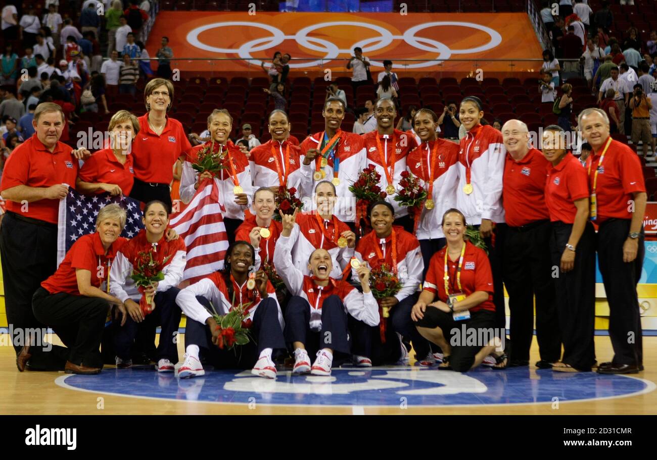 The U S Women S Basketball Team Celebrates After Defeating Australia To Win The Gold Medal At The Beijing 08 Olympic Games August 23 08 Reuters Sergio Perez China Stock Photo Alamy