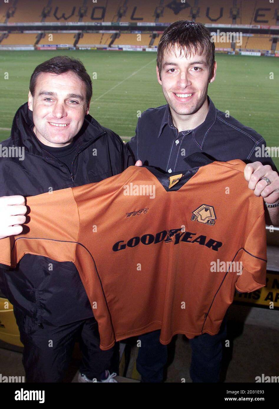 Wolverhampton Wanderers manager Dave Jones (left) welcomes new signing ...