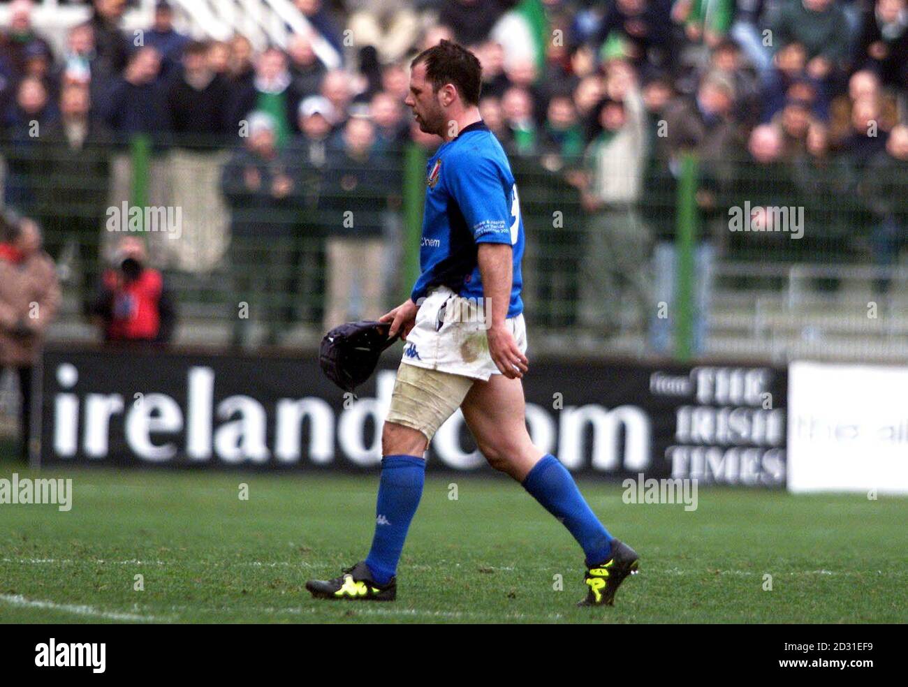 Alessandro Troncon of Italy makes his way off after being shown the red card by referee Jonathan Kaplan after punching Peter Stringer during the Lloyds TSB Six Nations game at the Flamino Stadium, Rome. Stock Photo