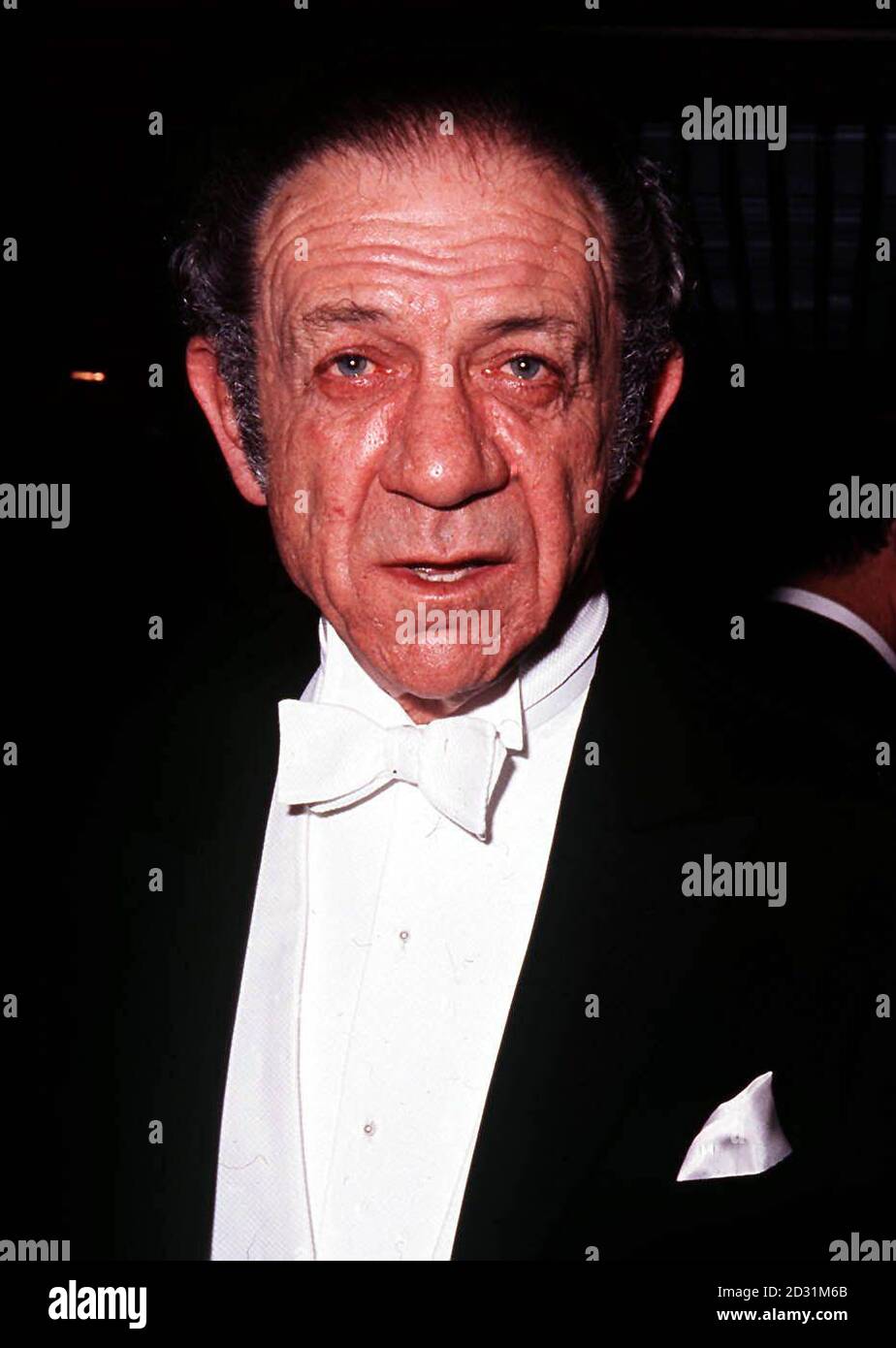 26TH APRIL: On this day in 1976 Carry On star Sid James died after collapsing on stage.  SID JAMES 1971:  Comedy actor Sid James attends the Royal Film Performance at the Odeon, Leicester Square, London. Stock Photo