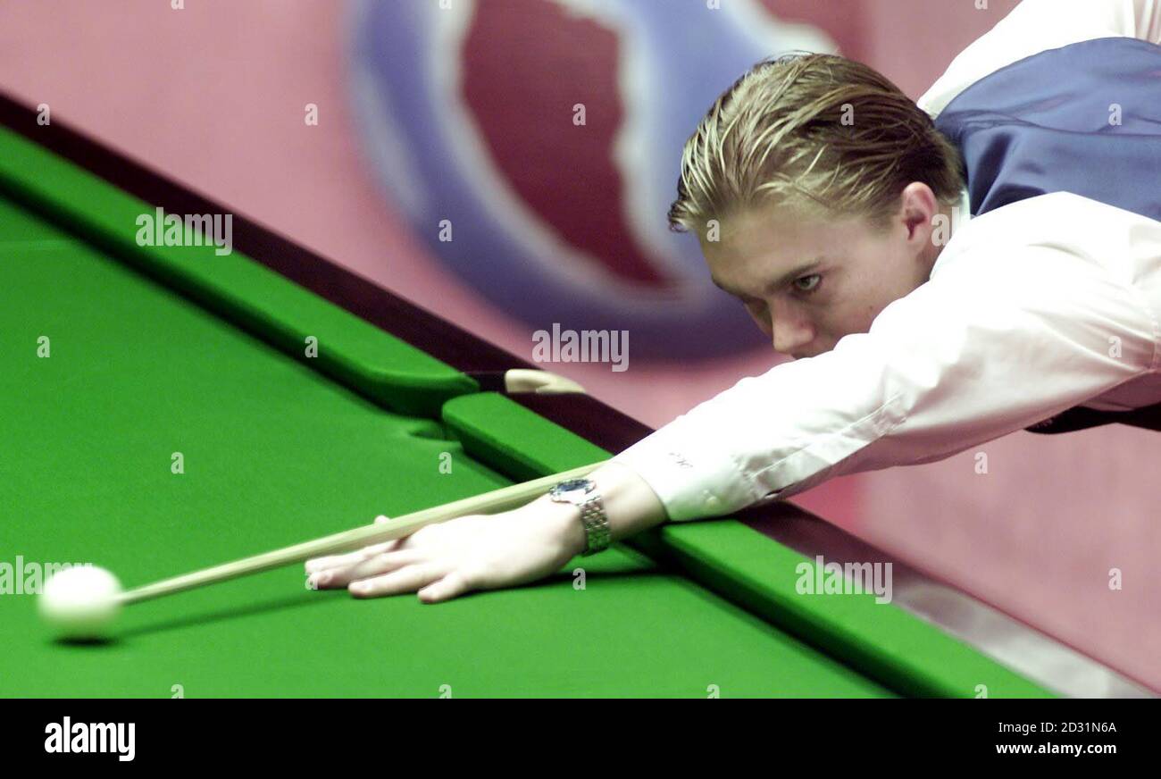 Paul Hunter In Action Against Stephen Hendry During The Embassy World Snooker Championships At The Crucible Theatre Sheffield Stock Photo Alamy Paul Hunter In Action Against Stephen Hendry During The Embassy World Snooker Championships At The Crucible Theatre Sheffield Stock Photo Alamy
