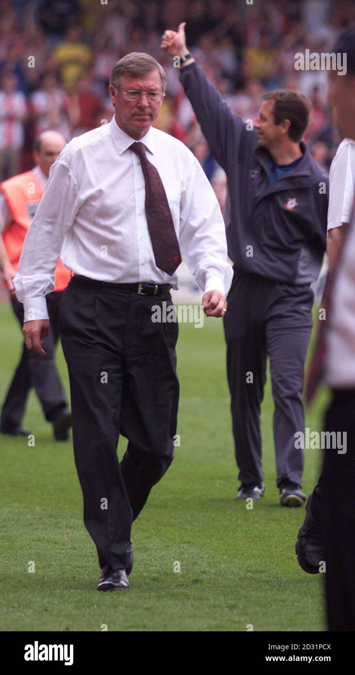 Sir Alex Ferguson trudges from the pitch as Southampton manager Stuart Gray acknowledges his supporters (right) after his side beat Manchester United 2-1 during the FA Carling Premiership game at The Dell. Stock Photo