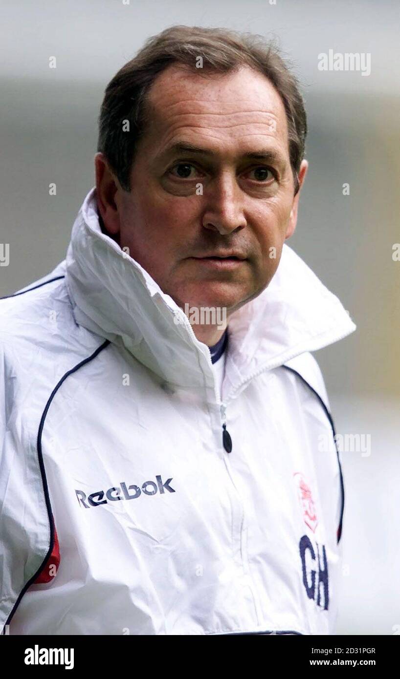 Liverpool's manager Gerard Houllier watches his team  during a training session at the Westfalen Stadium, Dortmund. Liverpool play Spain's CD Alaves in the UEFA Cup Final on Wednesday at the Westfalen Stadium.   2/11/01: Houllier has been discharged from hospital Stock Photo