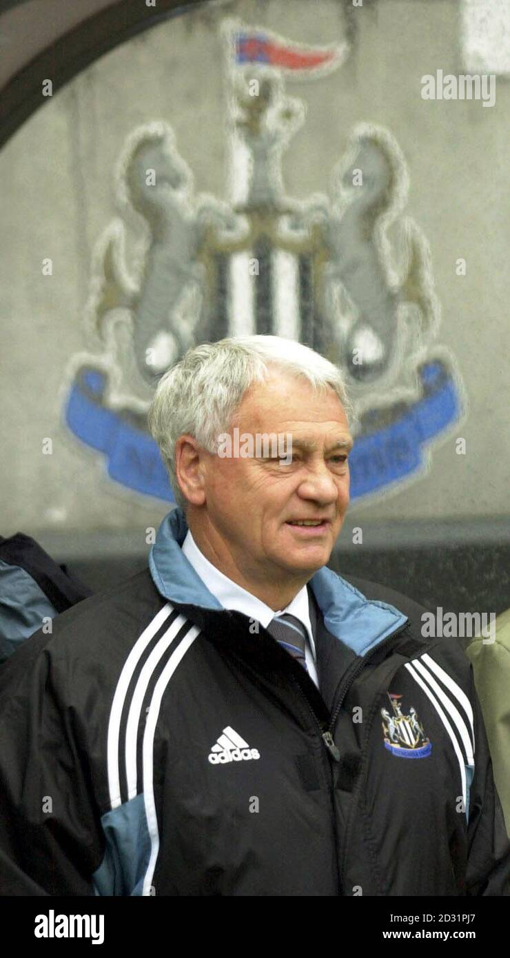 THIS PICTURE CAN ONLY BE USED WITHIN THE CONTEXT OF AN EDITORIAL FEATURE. NO WEBSITE/INTERNET USE UNLESS SITE IS REGISTERED WITH FOOTBALL ASSOCIATION PREMIER LEAGUE.  Newcastle United's manager Bobby Robson watches during the FA Carling Premiership game at St James Park against Arsenal. Final Score 0-0. Stock Photo